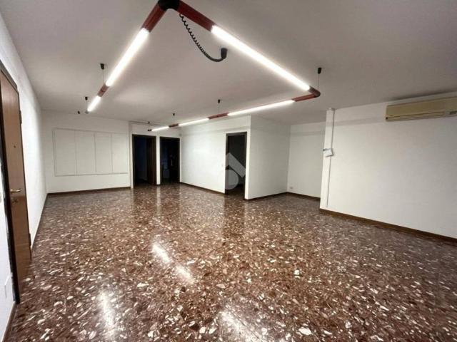 Locale Commerciale in affitto a Turri, Montegrotto Terme