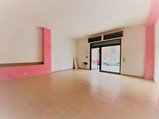 Locale Commerciale in affitto a Montella, Campania