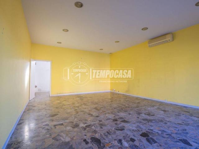 Locale Commerciale in affitto a Marche, Macerata