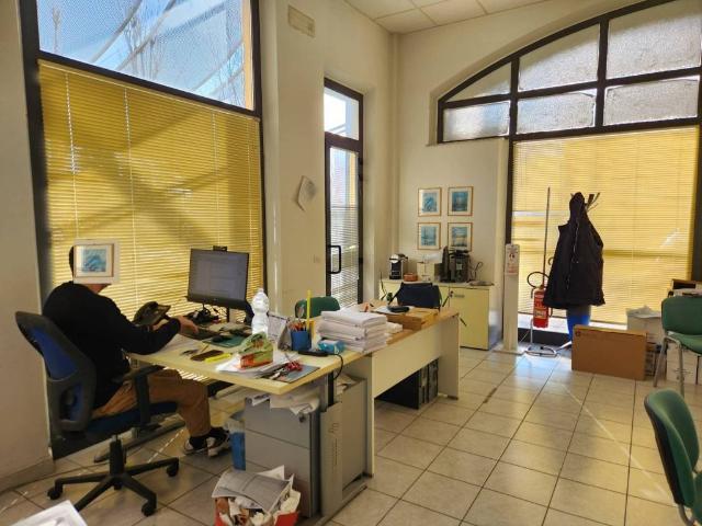Locale Commerciale in affitto a Marche, Ancona