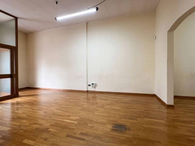Locale Commerciale in affitto a Marche, Ancona