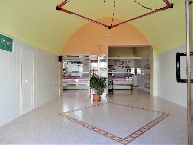 Locale Commerciale in affitto a Puglia, Taranto