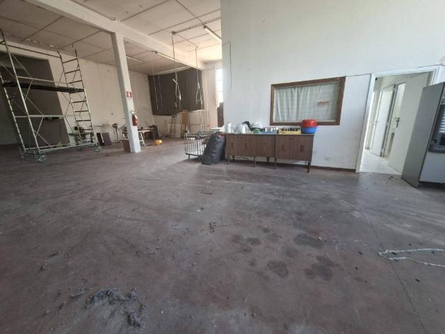 Locale Commerciale in affitto a Bagnolo, Montemurlo