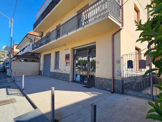 Locale Commerciale in affitto a Calabria, Catanzaro