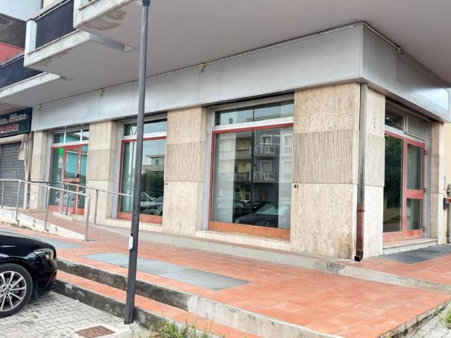 Locale Commerciale in affitto a Marche, Ascoli Piceno