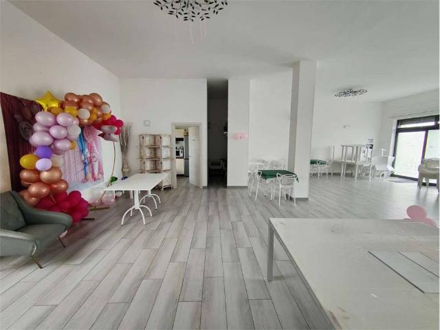 Locale Commerciale in affitto a Puglia, Lecce