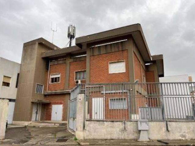 Locale Commerciale in affitto a Puglia, Lecce