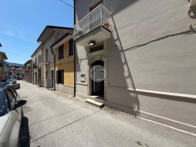 Locale Commerciale in affitto a Borgo Fontanelle, Montesarchio