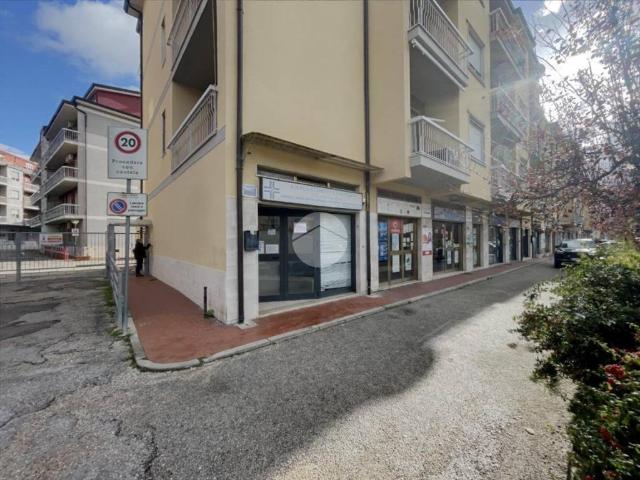 Locale Commerciale in affitto a Montesarchio, Campania