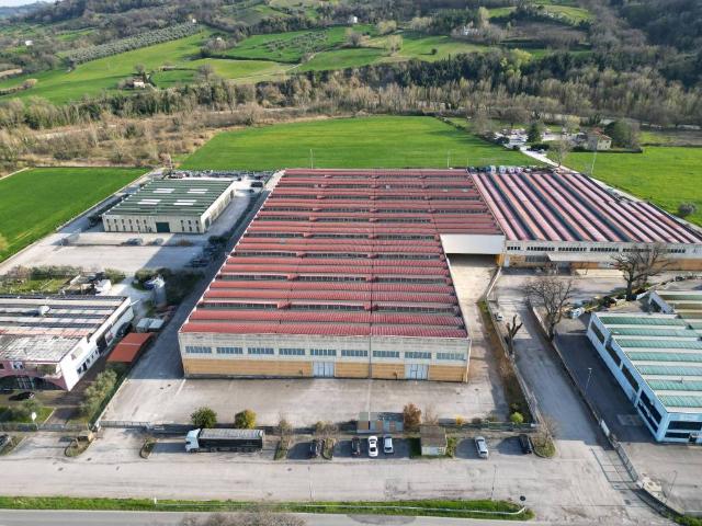 Locale Commerciale in affitto a Montescudo-Monte Colombo, Monte Colombo