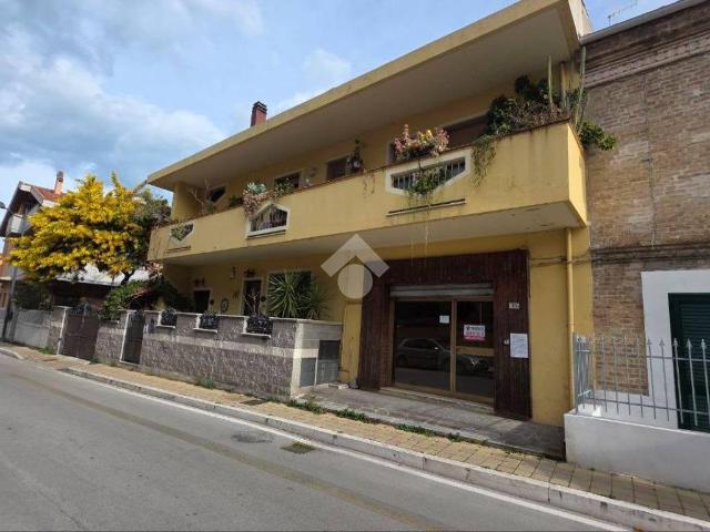 Locale Commerciale in affitto a Villa Canonico, Montesilvano