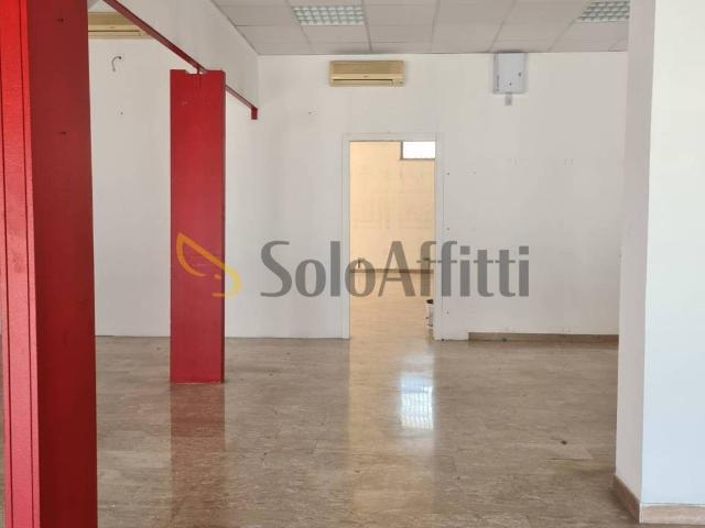 Locale Commerciale in affitto a Villa Canonico, Montesilvano