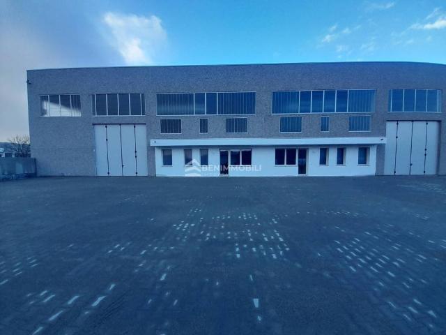Locale Commerciale in affitto a Montichiari, Lombardia