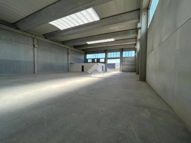 Locale Commerciale in affitto a Montichiari, Lombardia