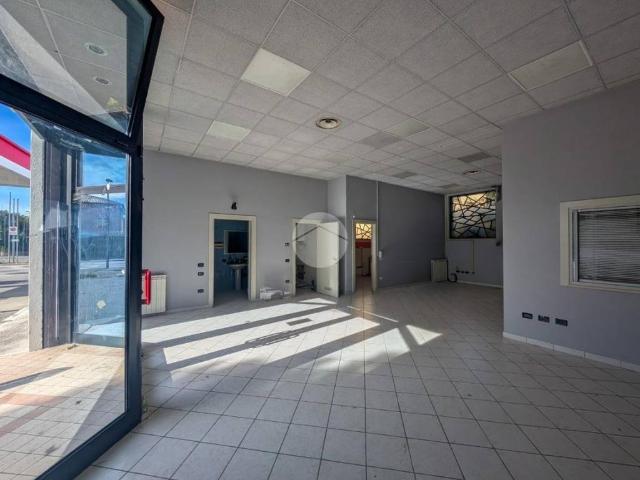 Locale Commerciale in affitto a Montichiari, Brescia