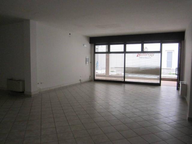 Locale Commerciale in affitto a Montichiari, Lombardia