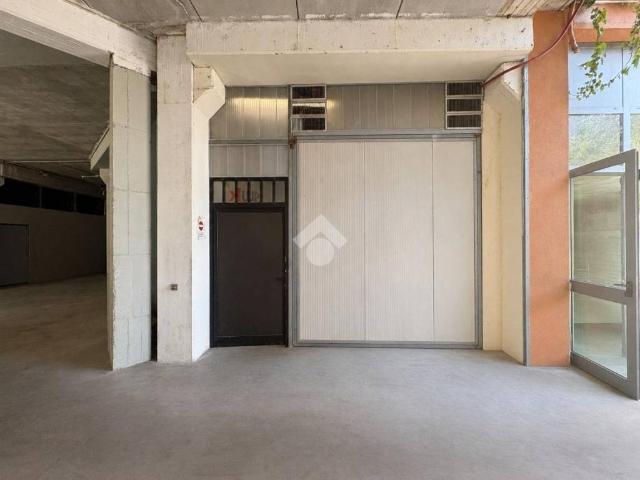 Locale Commerciale in affitto a Montichiari, Brescia