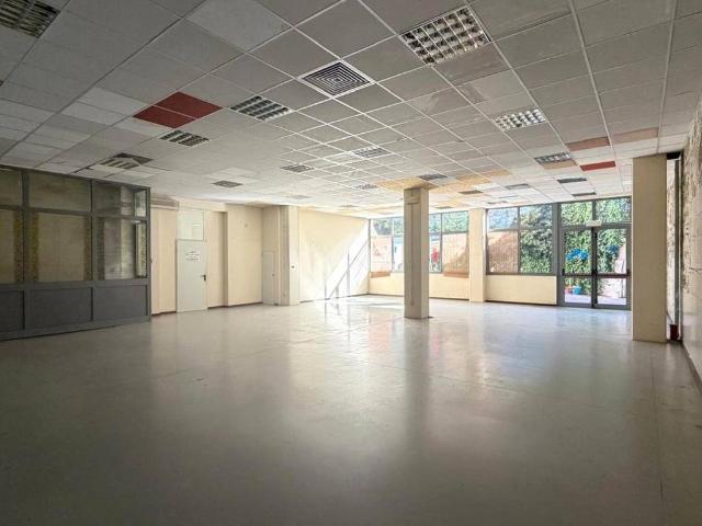 Locale Commerciale in affitto a Montichiari, Lombardia
