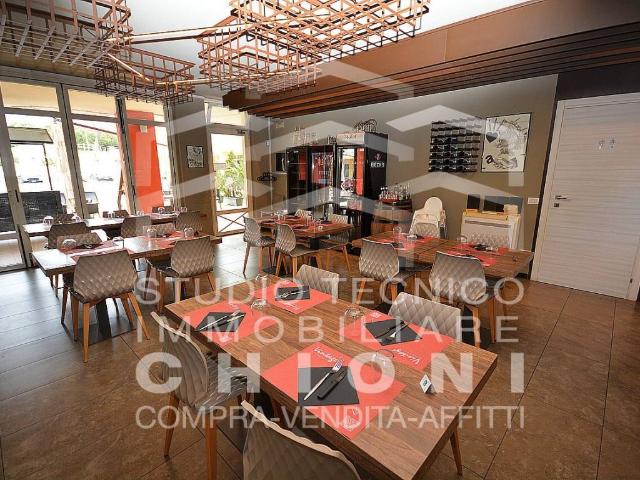 Locale Commerciale in affitto a Montignoso, Toscana