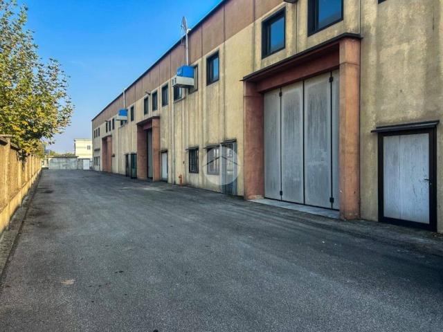 Locale Commerciale in affitto a Montirone, Lombardia