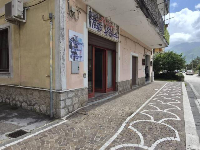 Locale Commerciale in affitto a Montoro, Campania