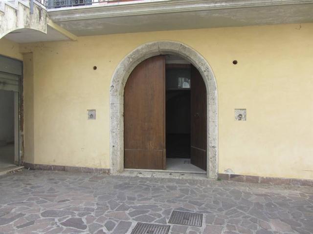 Locale Commerciale in affitto a Montoro, Campania