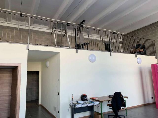 Locale Commerciale in affitto a Sant'Albino, Monza