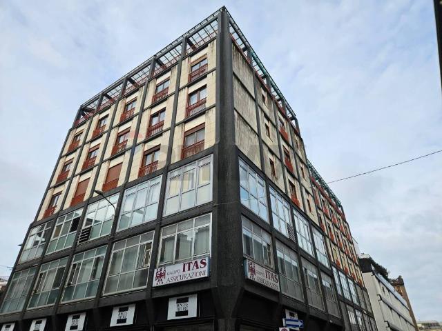 Locale Commerciale in affitto a Centro, Monza
