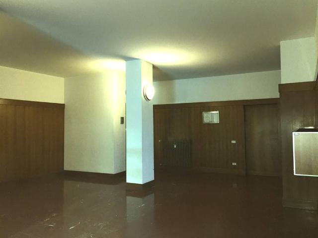 Locale Commerciale in affitto a Sant'Albino, Monza