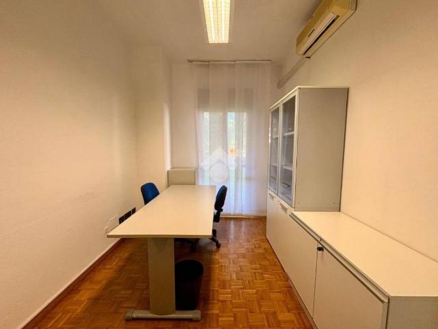 Locale Commerciale in affitto a Cazzaniga, Monza