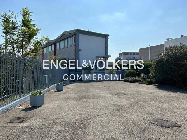 Locale Commerciale in affitto a San Donato, Monza