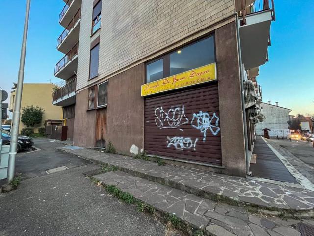 Locale Commerciale in affitto a Cazzaniga, Monza