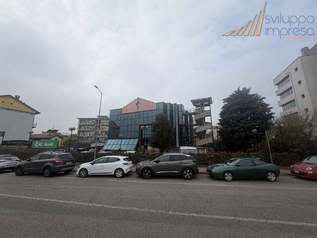 Locale Commerciale in affitto a San Fruttuoso, Monza