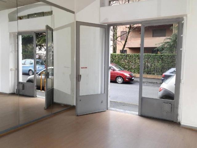 Locale Commerciale in affitto a Monza, San Gottardo