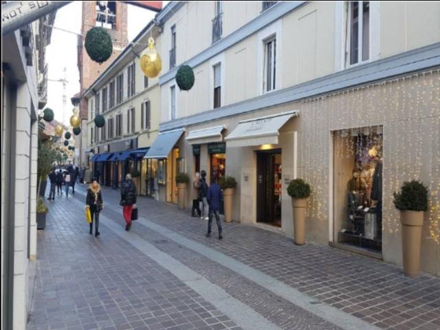 Locale Commerciale in affitto a Monza, Centro