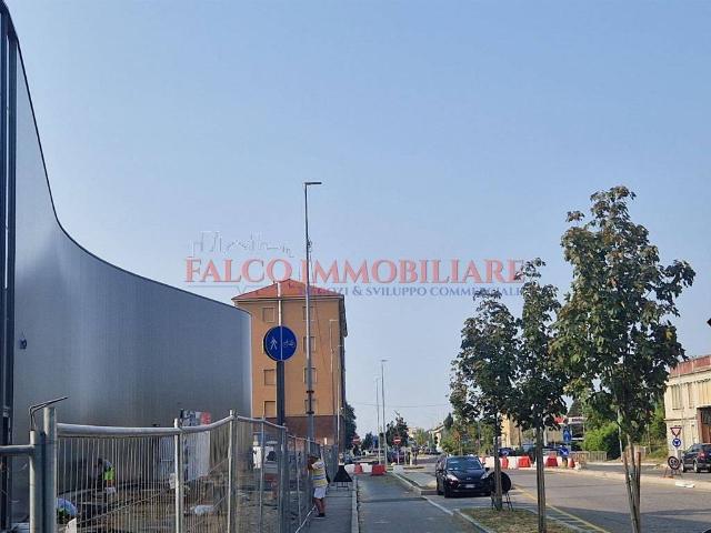 Locale Commerciale in affitto a Cazzaniga, Monza