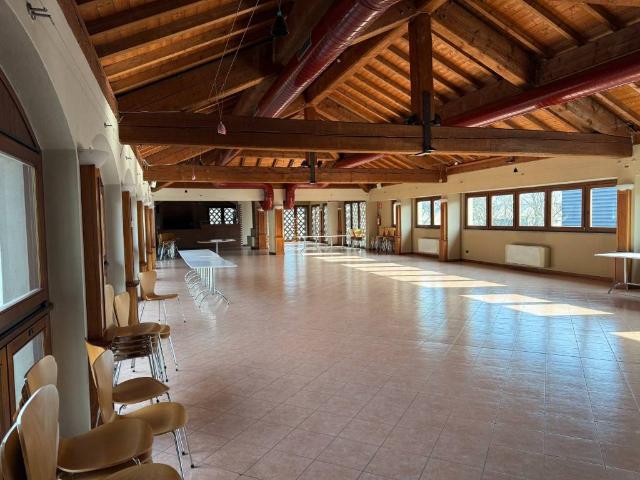 Locale Commerciale in affitto a Centro, Monza