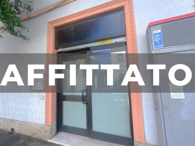 Locale Commerciale in affitto a Cazzaniga, Monza