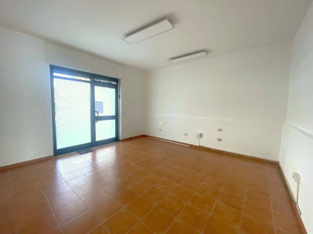 Locale Commerciale in affitto a Cazzaniga, Monza