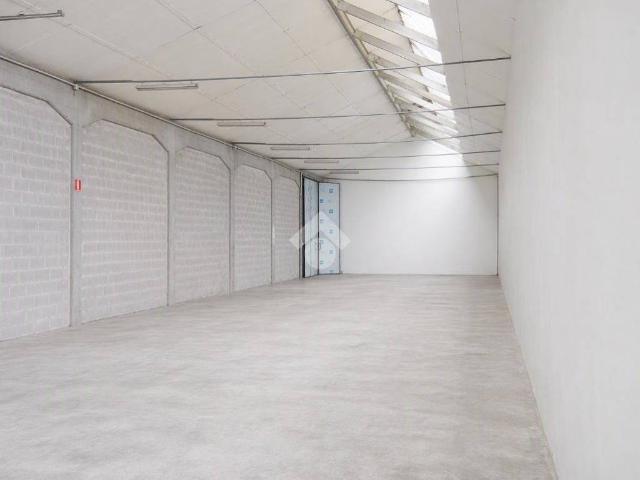 Locale Commerciale in affitto a Cederna, Monza
