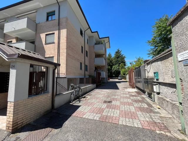 Locale Commerciale in affitto a Regina Pacis, Monza