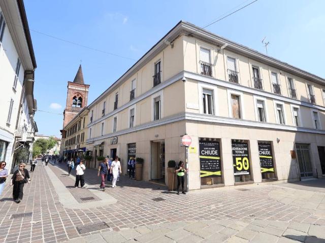 Locale Commerciale in affitto a Monza, Centro