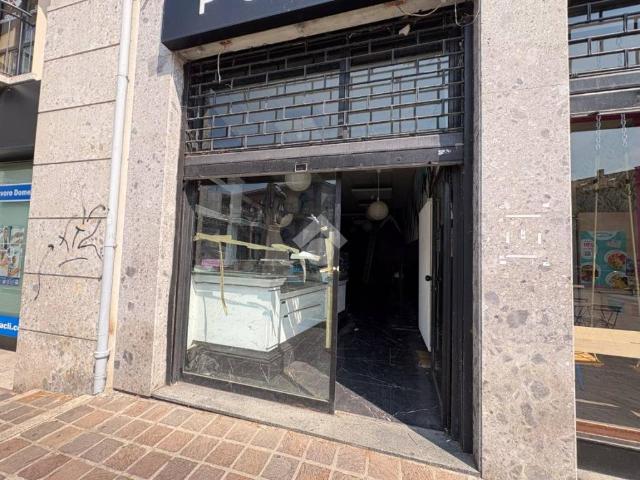 Locale Commerciale in affitto a Monza, Centro