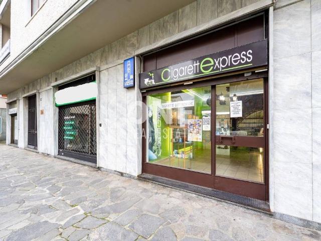 Locale Commerciale in affitto a Centro, Monza