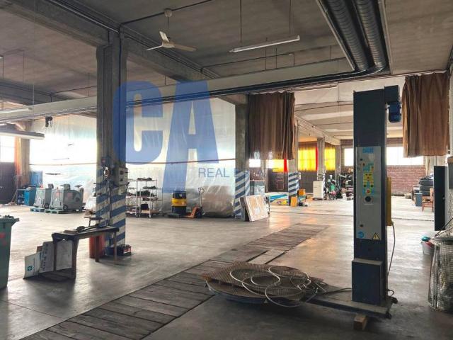 Locale Commerciale in affitto a Monza