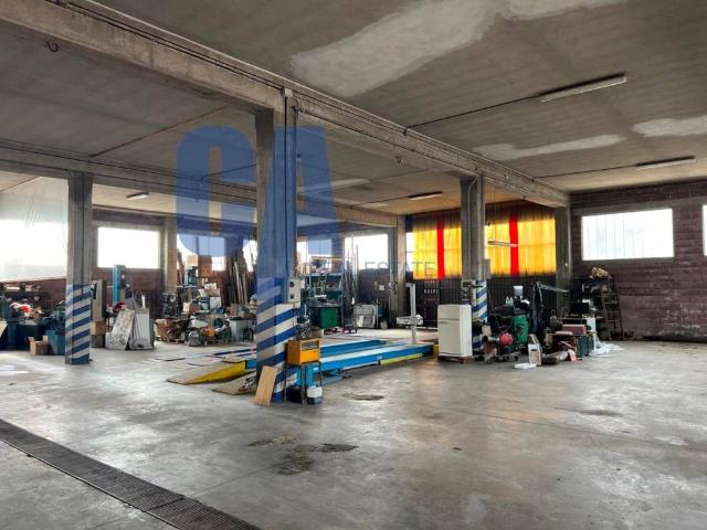 Locale Commerciale in affitto a Monza
