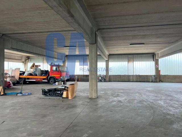 Locale Commerciale in affitto a Monza