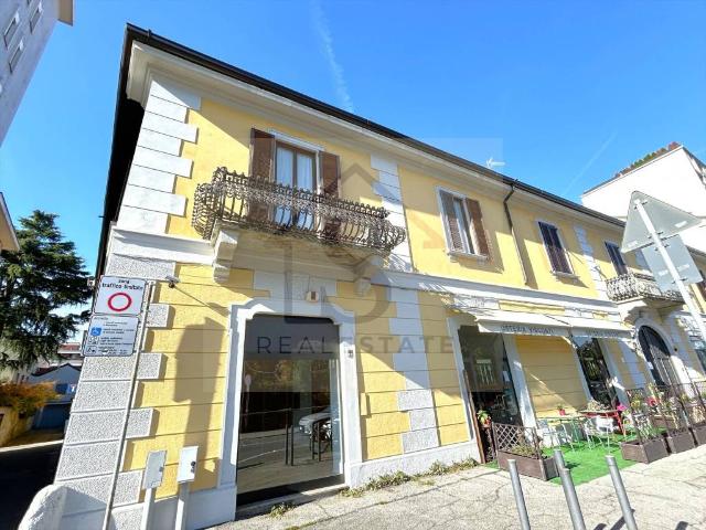Locale Commerciale in affitto a Centro, Monza