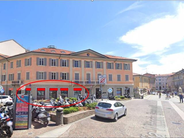 Locale Commerciale in affitto a Monza, Centro