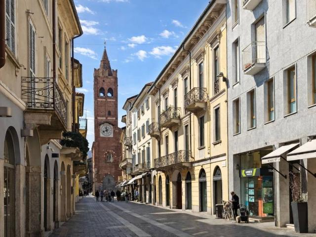 Locale Commerciale in affitto a Centro, Monza